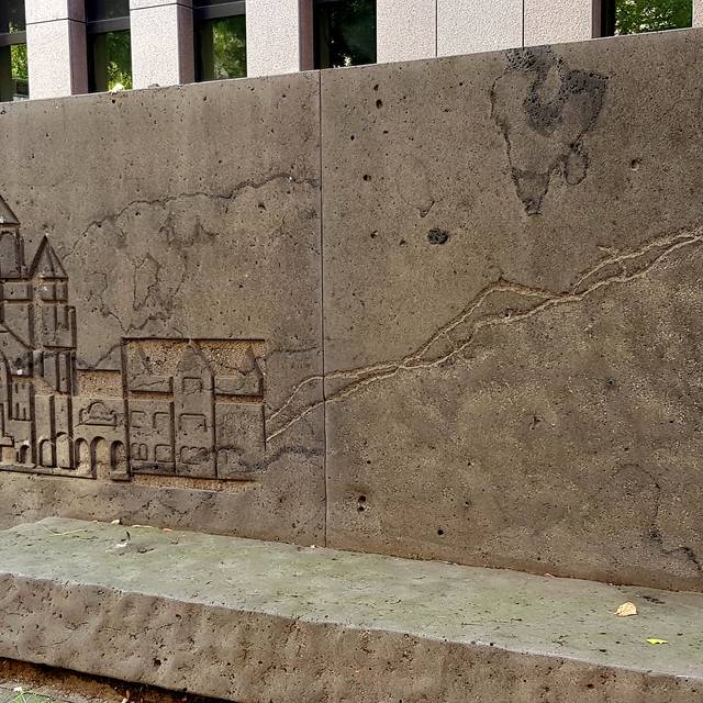 Ein Gedenkstein an der Kasernenstraße erinnert an den Standort der alten Synagoge in Düsseldorf.