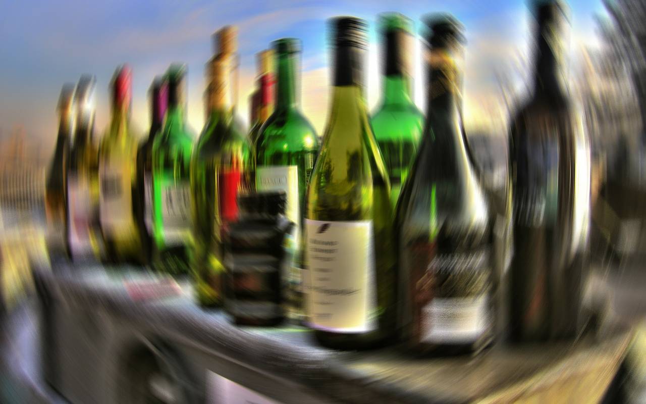 Verschwommene Weinflaschen. Sie simulieren den Effekt, wenn man den Alkohol merkt.