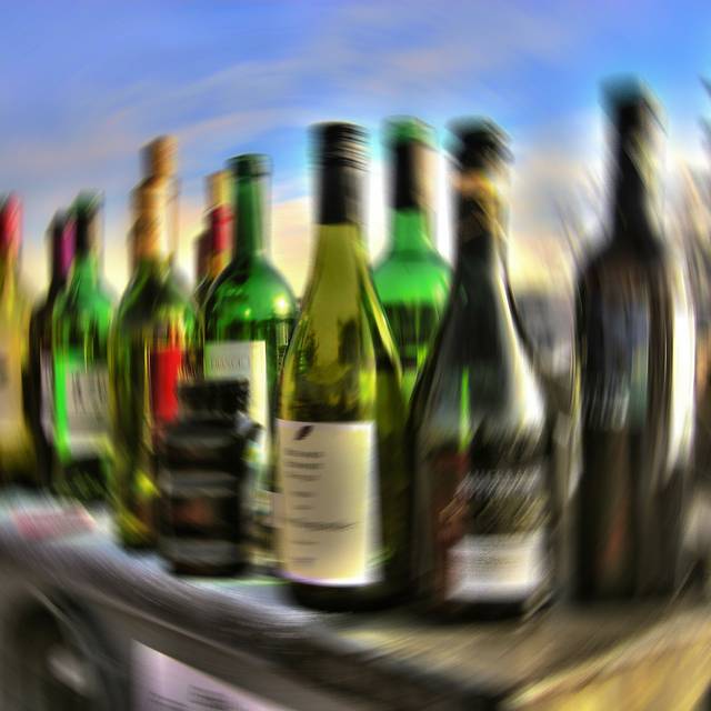 Verschwommene Weinflaschen. Sie simulieren den Effekt, wenn man den Alkohol merkt.