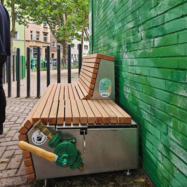 Seitenansicht der Regenbank am Hermannplatz in Flingern.