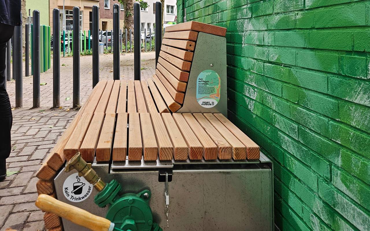 Seitenansicht der Regenbank am Hermannplatz in Flingern.