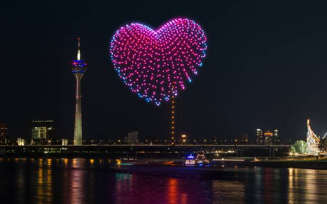 Eine Visualiesierung der Drohnenshow zur Rheinkirmes. Drohnen malen ein Herz in den Himmel.