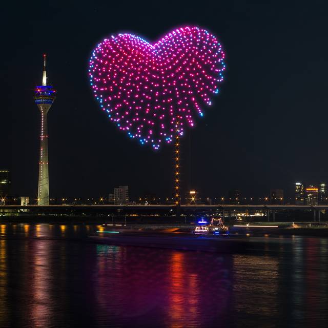 Eine Visualiesierung der Drohnenshow zur Rheinkirmes. Drohnen malen ein Herz in den Himmel.
