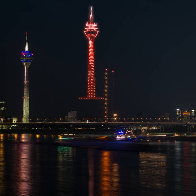 Eine Visualiesierung der Drohnenshow zur Rheinkirmes. Drohnen malen den Rheinturm in den Himmel.