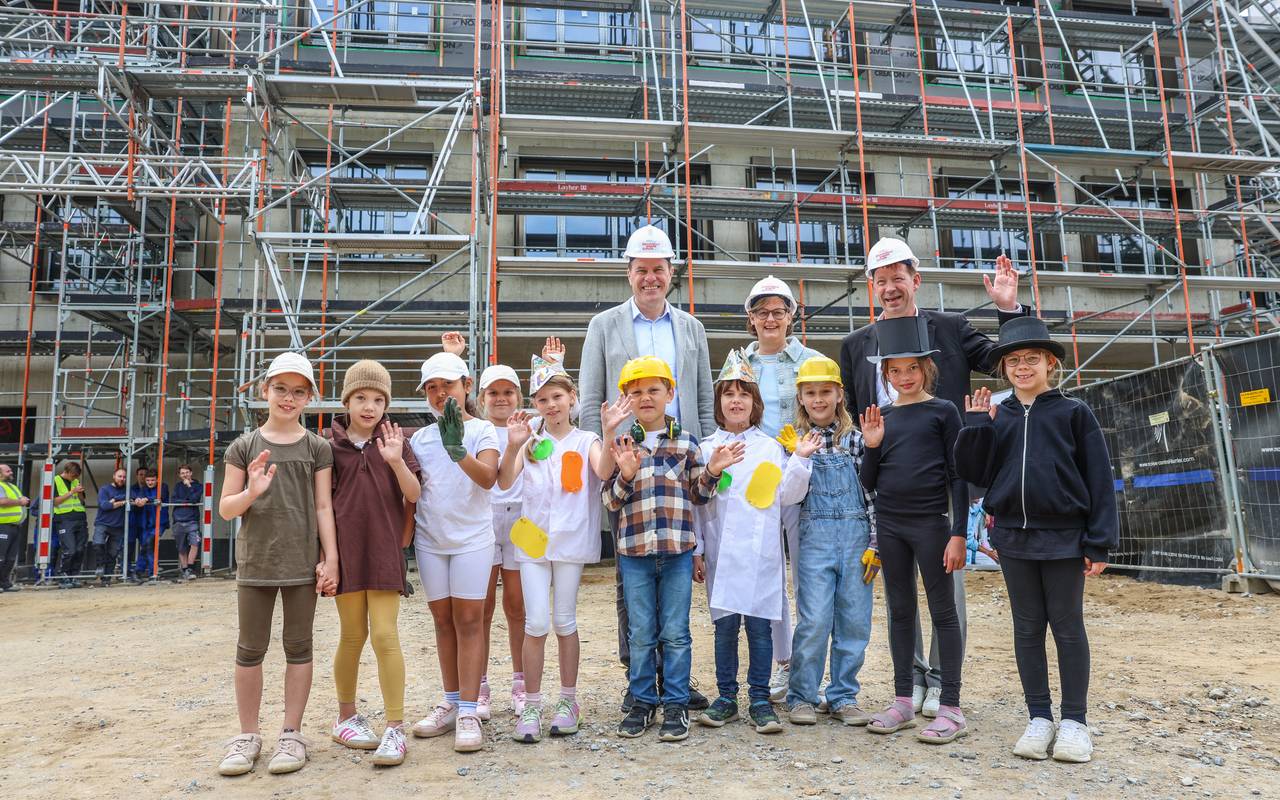 Beim Richtfest: Oberbürgermeister Dr. Stephan Keller, komm. Schulleiterin Susanne Schulz-Isenbeck und Stadtdirektor Burkhard Hintzsche mit Schülerinnen und Schülern der 2a.