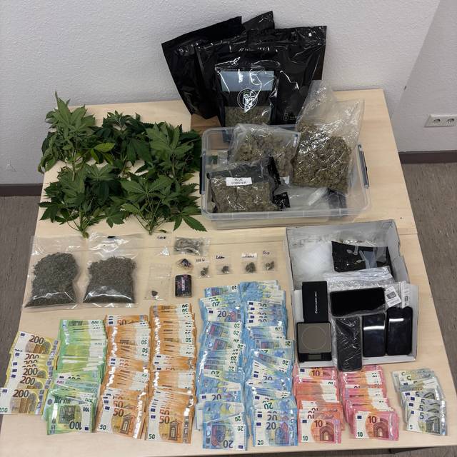 Drogen, andere Betäubungsmittel und über 20.000€ Bargeld liegen nebeneinander auf einem Brett bei der Polizei. Die vielen Geldscheine reichen von 5€ bis 200€.