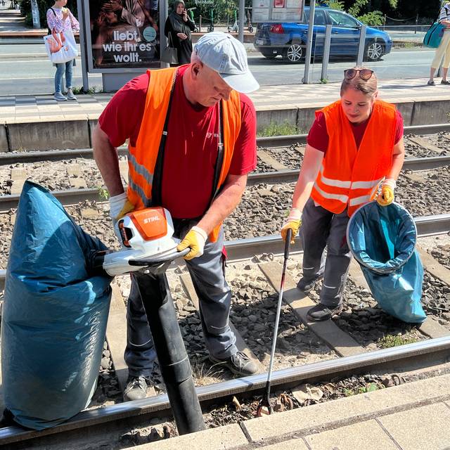 Das Team der Rheibahn-Haltestellenreinigung kümmert sich hier bei uns in der Stadt an vielen Haltestellen, um die Sauberkeit. Vor allem in de Gleisen.