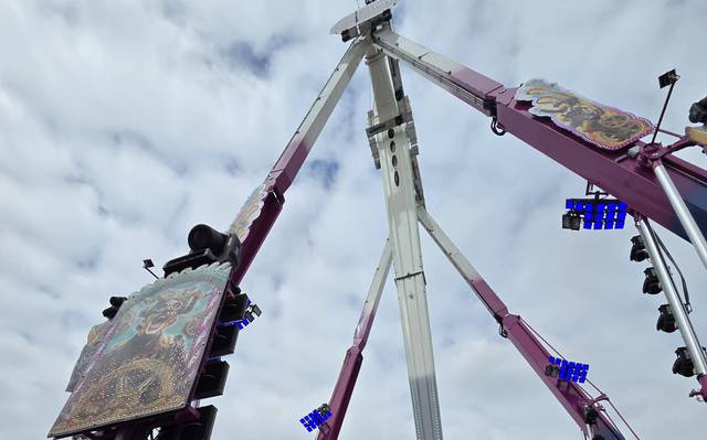 Die Risenschaukel "Evolution" steht auf der Düsseldorfer Rheinkirmes. Es sind Plakate angebracht, dass das Fahrgeschäft mit 140 km/h in bis zu 66 Metern Höhe unterwegs ist.