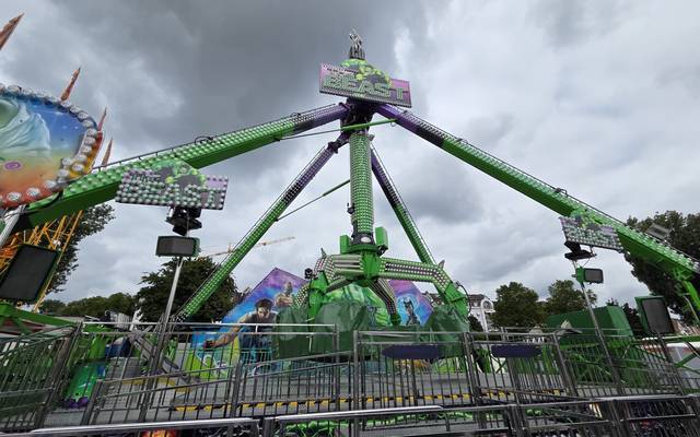 Fahrgeschäft "The Beast" auf der Rheinkirmes. Es besteht unter anderem aus mehreren Armen, die sich drehen und überschlagen können.