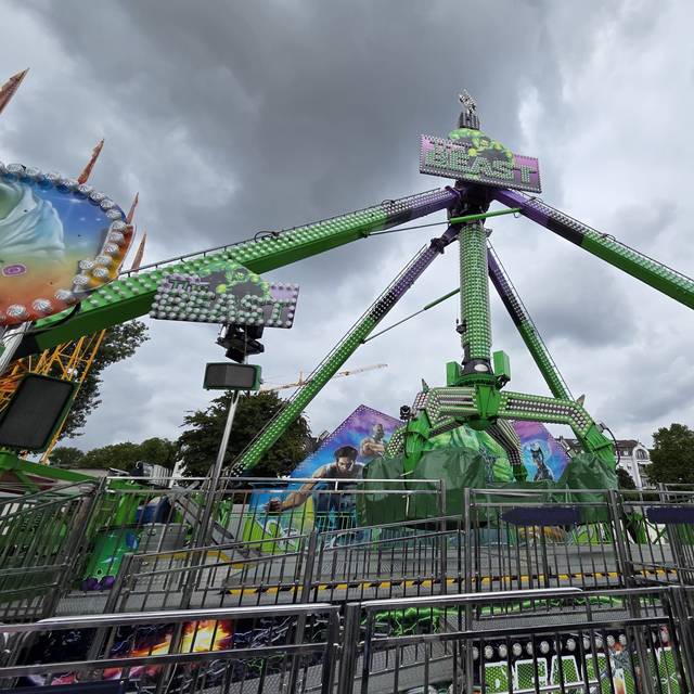 Fahrgeschäft "The Beast" auf der Rheinkirmes. Es besteht unter anderem aus mehreren Armen, die sich drehen und überschlagen können.