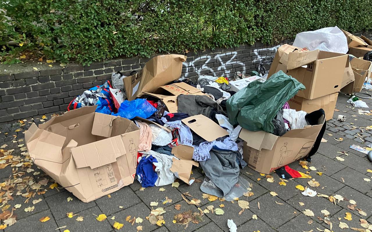 Ein großer Berg von Kartonagen und Altkleidern am Höherweg, den Bürgerinnen und Bürger der Stadt über die App "Düsseldorf bleibt sauber" gemeldet haben.