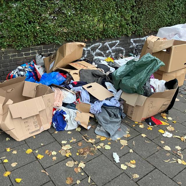 Ein großer Berg von Kartonagen und Altkleidern am Höherweg, den Bürgerinnen und Bürger der Stadt über die App "Düsseldorf bleibt sauber" gemeldet haben.
