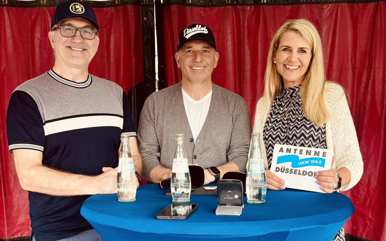 Claudia Monréal, Moderatorin bei Antenne Düsseldorf mit beiden DEG-GF Rick Amann und Andreas Niederberger