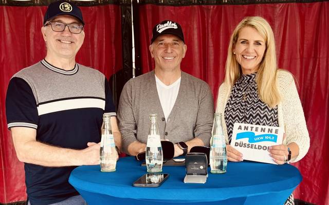 Claudia Monréal, Moderatorin bei Antenne Düsseldorf mit beiden DEG-GF Rick Amann und Andreas Niederberger