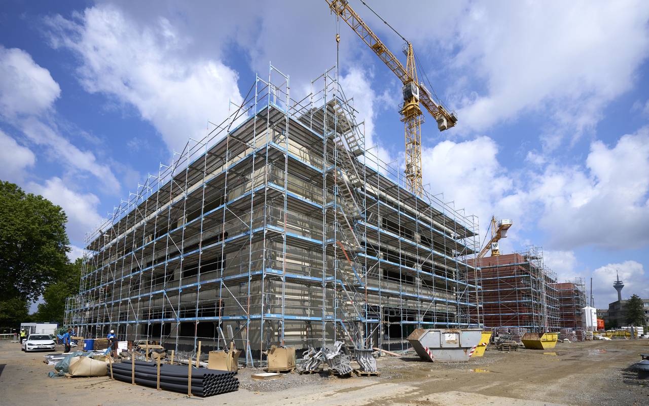 Auf der Baustelle ist das neue Luisengymnasium an der Völklinger Straße noch eingerüstet. Inmitten der Gebäude steht ein Baukran.