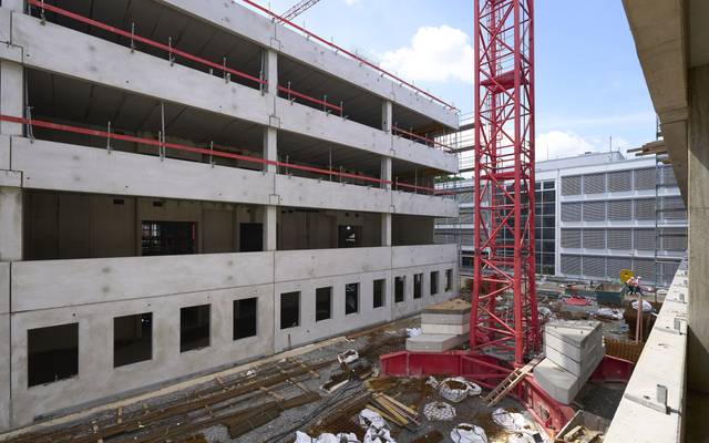 Ein Baukran steht auf der Baustelle Siegburger Straße. Hier wird unter anderem die Gesamtschule erweitert.