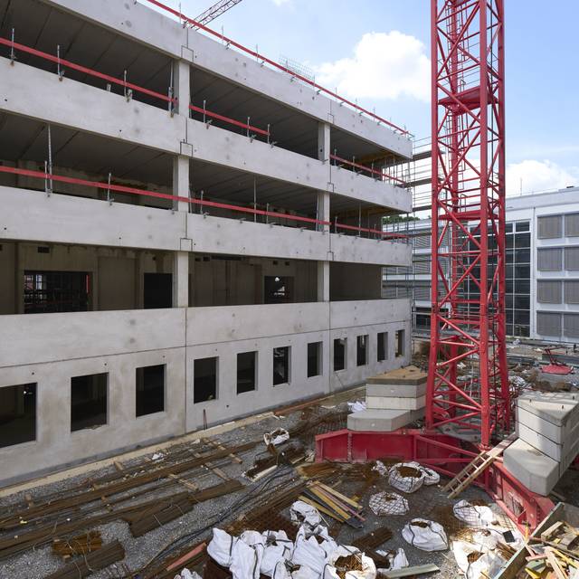 Ein Baukran steht auf der Baustelle Siegburger Straße. Hier wird unter anderem die Gesamtschule erweitert.