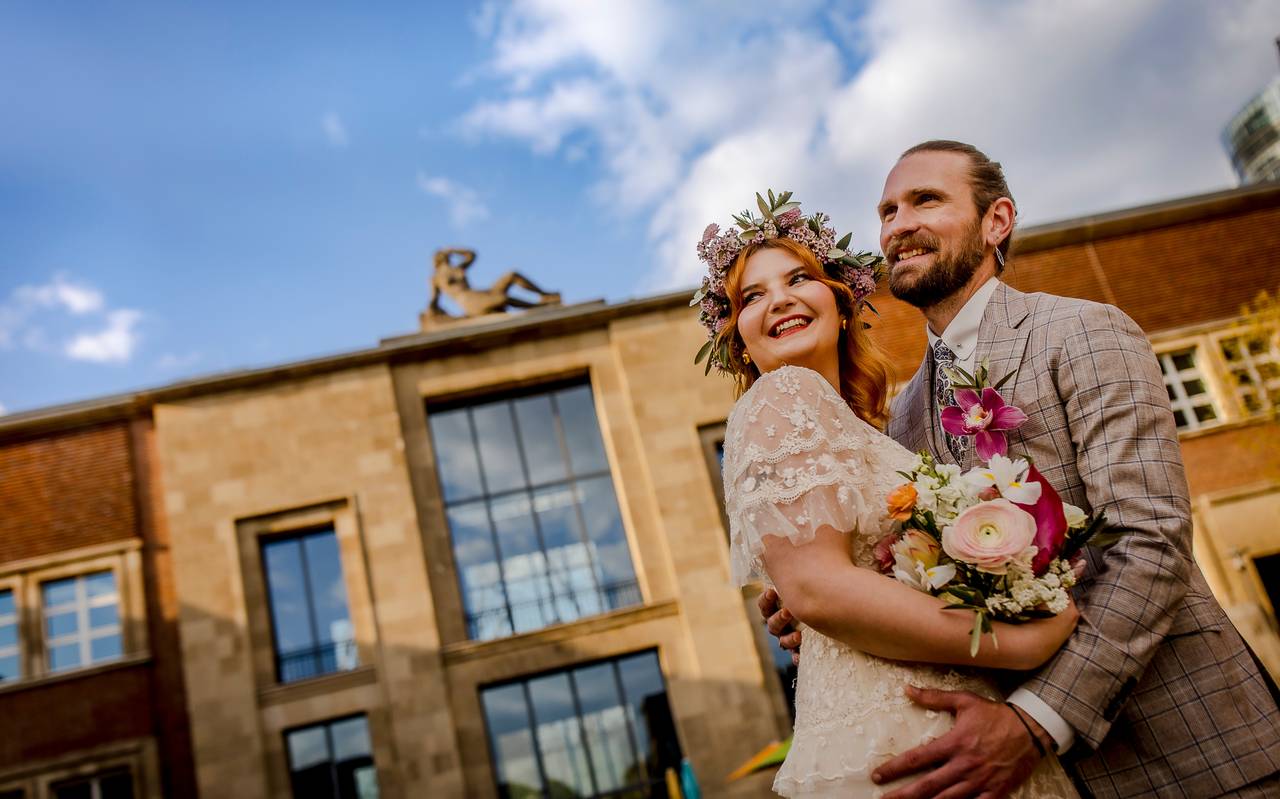 Ein Hochzeitspaar vor dem Museum Kunstpalast
