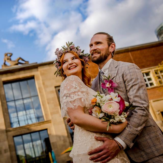 Ein Hochzeitspaar vor dem Museum Kunstpalast