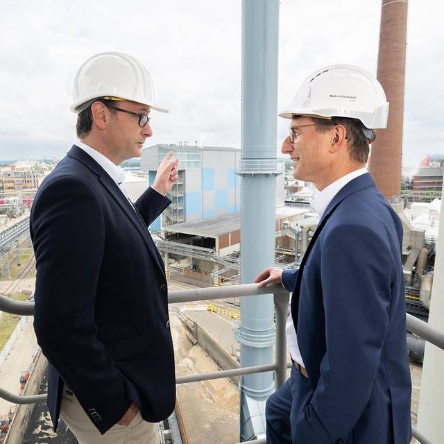 50 Meter hoher Kamin für Abwärme/Fernwärme auf Henkel-Gelände