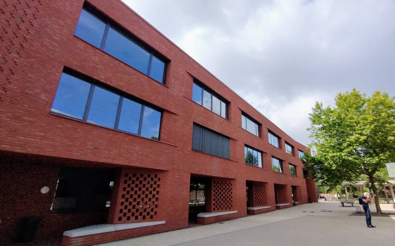 Fertiger Erweiterungsbau des Comeniusgymnasiums mit roten Klinkern. Davor steht ein Baum auf dem Schulhof.