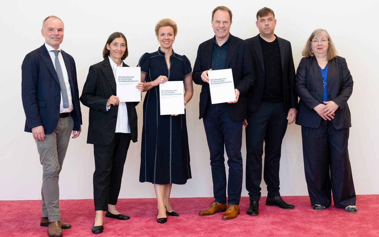 Mitglieder der Gründungskommission fürs Deutsche Fotoinstitut, OB Stephan Keller und NRW-Kulturministerin Brandes präsentieren den Abschlussbericht der Kommission.