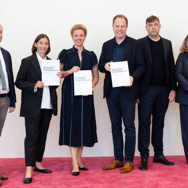 Mitglieder der Gründungskommission fürs Deutsche Fotoinstitut, OB Stephan Keller und NRW-Kulturministerin Brandes präsentieren den Abschlussbericht der Kommission.