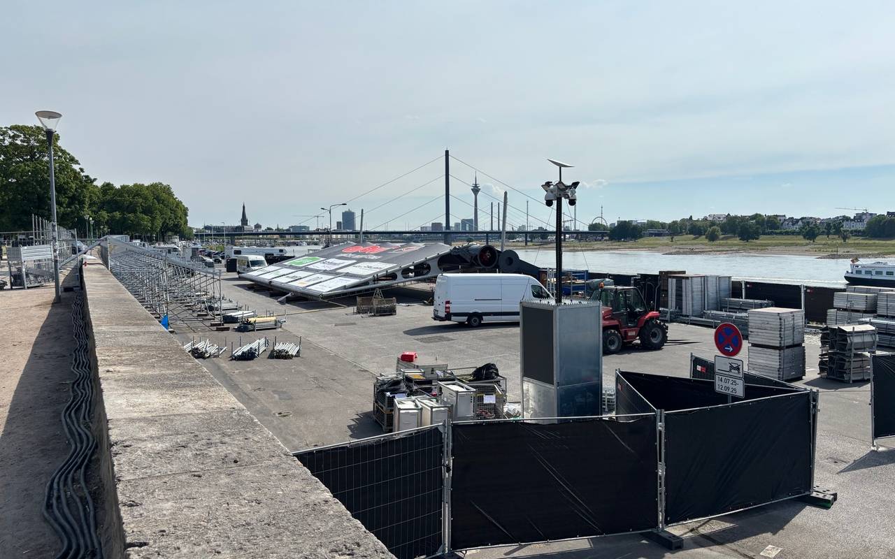 Am Robert-Lehr-Ufer beginnen die Aufbauarbeiten für das Open Air Kino. Die Tribüne steht zur Hälfte und die Leinwand liegt auf dem Boden.