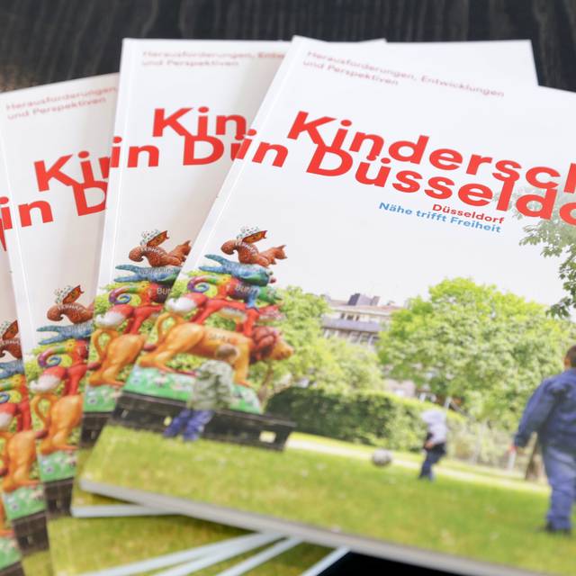 Die neue Broschüre "Kinderschutz in Düsseldorf" liegt auf einem Tisch.