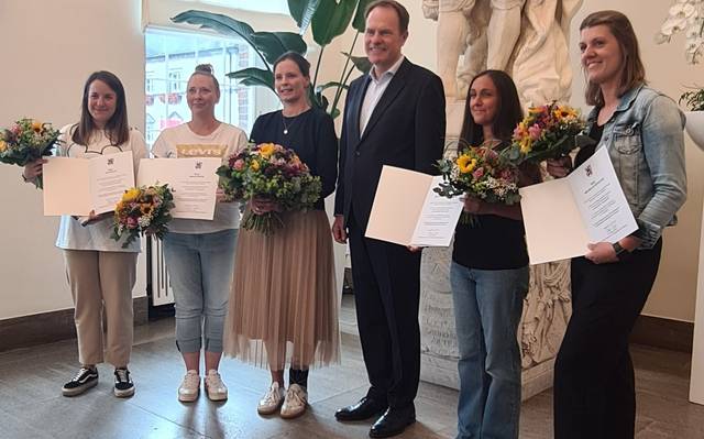 OB Stephan Keller, vier Lebensretterinnen und eine Frau, deren Leben gerettet wurde