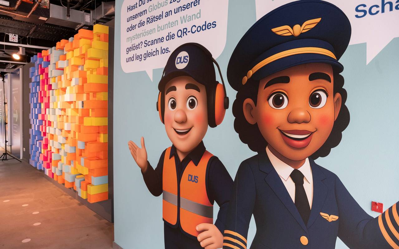 Avatare an einer Mysterywall im Düsseldorfer Flughafen