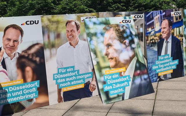 Mehrere Wahlplakate der CDU stehen in einer Reihe.