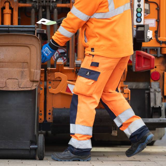 Ein Mitarbeiter der Technischen Betriebsdienste Reutlingen (TBR) leert in der Innenstadt eine Biomülltonne.
