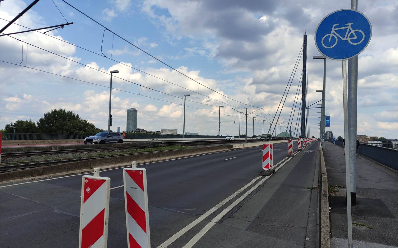 Baustelle Oberkasseler Brücke stadteinwärts mit Baken abgesichert