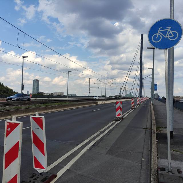 Baustelle Oberkasseler Brücke stadteinwärts mit Baken abgesichert