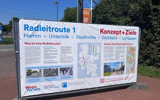 Eine große Info-Tafel informiert über die Radleitroute.