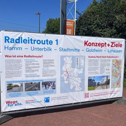 Eine große Info-Tafel informiert über die Radleitroute.