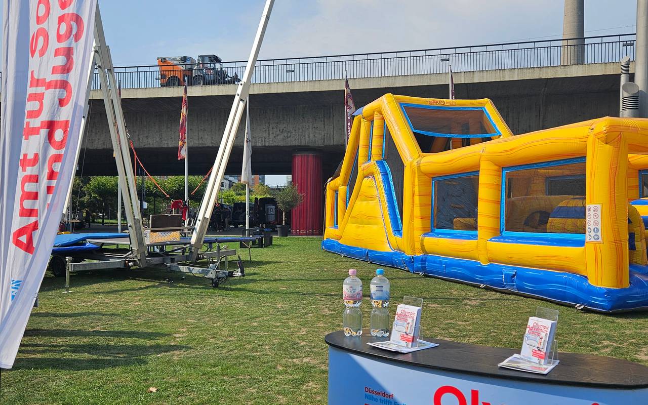 Olympic adventure Camp mit Hüpfburg und Aussicht auf den Rheinturm.