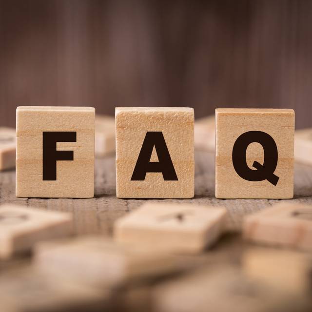 Ein FAQ-Schild in Form von hölzernen Bauklötzen.
