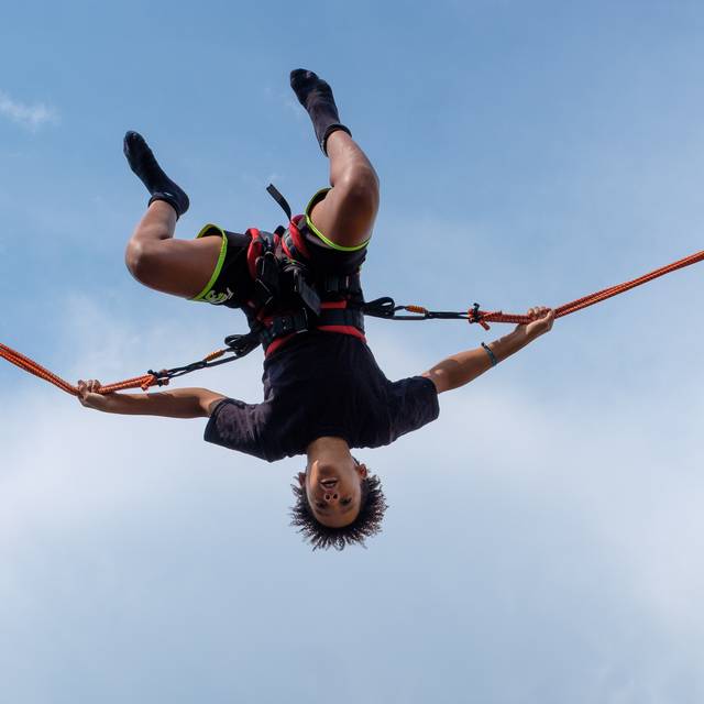 Der Salto am Bungee Trampolin ist eine der Attraktionen beim   Olympic Adventure Camp auf der Rheinwiese neben dem Apolloplatz.