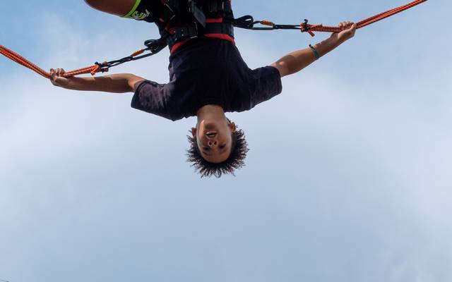 Der Salto am Bungee Trampolin ist eine der Attraktionen beim Olympic Adventure Camp auf der Rheinwiese neben dem Apolloplatz.