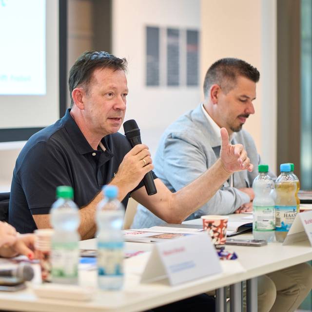 Einschulungen an Grundschulen und weiterführenden Schulen, Ganztagsbetreuung und Düsseldorfer Schulbauprojekte: Zum Beginn des neuen Schuljahres 2025/26 gab Schuldezernent und Stadtdirektor Burkhard Hintzsche (l.) und Thomas Schwindowski, stellvertretender Leiter des Amtes für Schule und Bildung, am Mittwoch, 13. August 2025, einen Überblick.