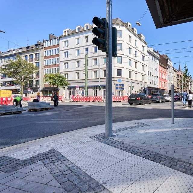 Baufortschritt Friedrichstraße: Die neuen Fußgängerüberwege sind barrierefrei gestaltet und haben taktile Leitelemente.