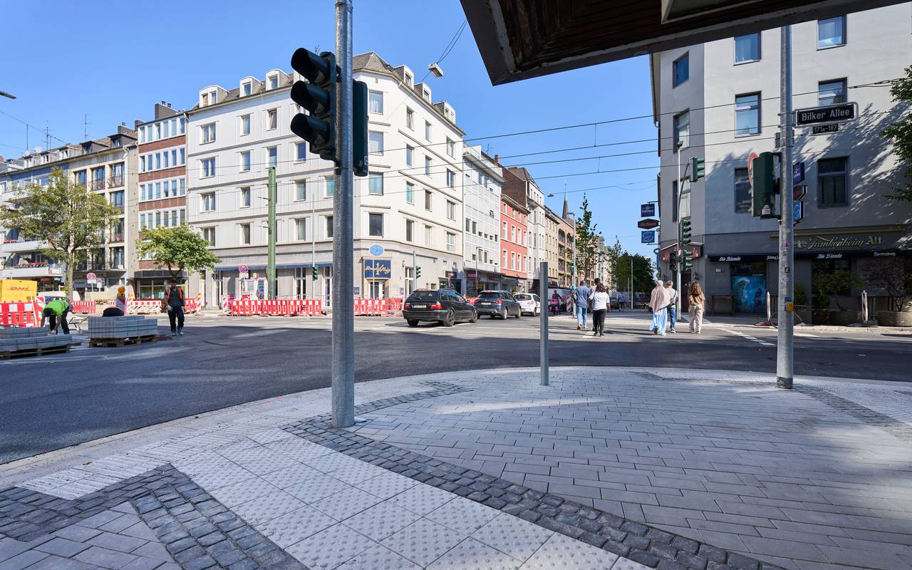 Baufortschritt Friedrichstraße: Die neuen Fußgängerüberwege sind barrierefrei gestaltet und haben taktile Leitelemente.