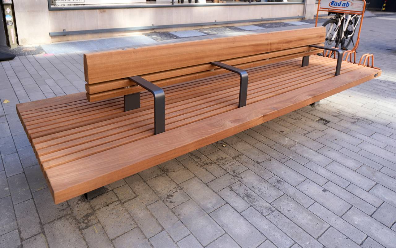 Die ersten neuen Sitzbänke stehen bereits an der Friedrichstraße.