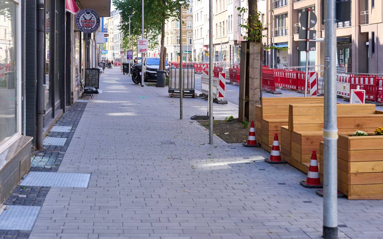 Die Gehwege entlang der Friedrichstraße haben graue Betonpflastersteine, kleinere antharzitfarbene Betonsteine kennzeichnen die sogenannten multifunktionalen Bereiche.