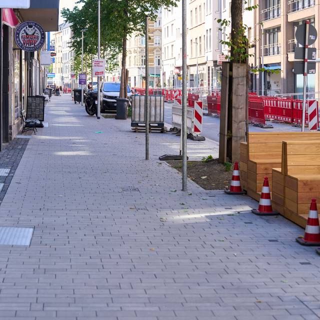 Die Gehwege entlang der Friedrichstraße haben graue Betonpflastersteine, kleinere antharzitfarbene Betonsteine kennzeichnen die sogenannten multifunktionalen Bereiche.