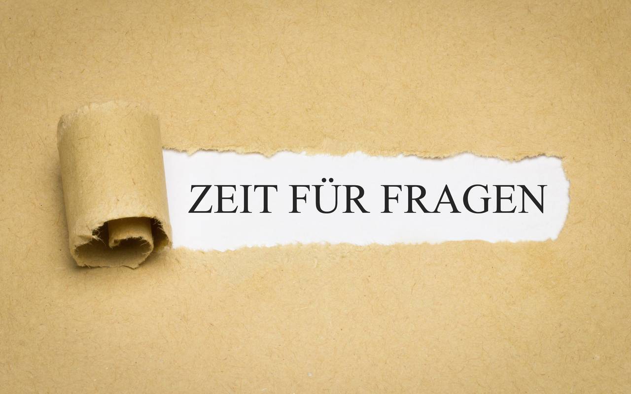 Der Schriftzug "Zeit für Fragen" auf einem weißen Grund.