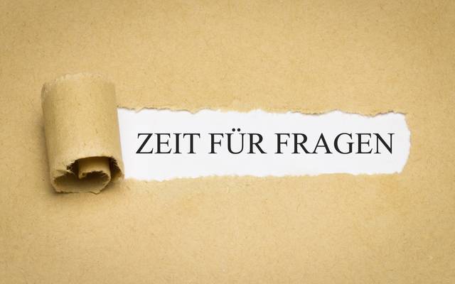 Der Schriftzug "Zeit für Fragen" auf einem weißen Grund.