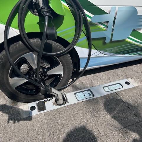 Ein Ladebordstein der Stadtwerke Düsseldorf.